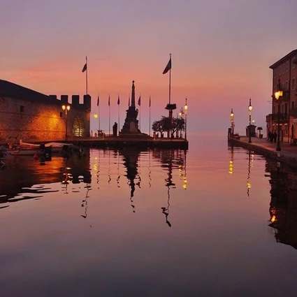 Evento al tramonto: la penisola di Sirmione in barca per gruppi privati 7